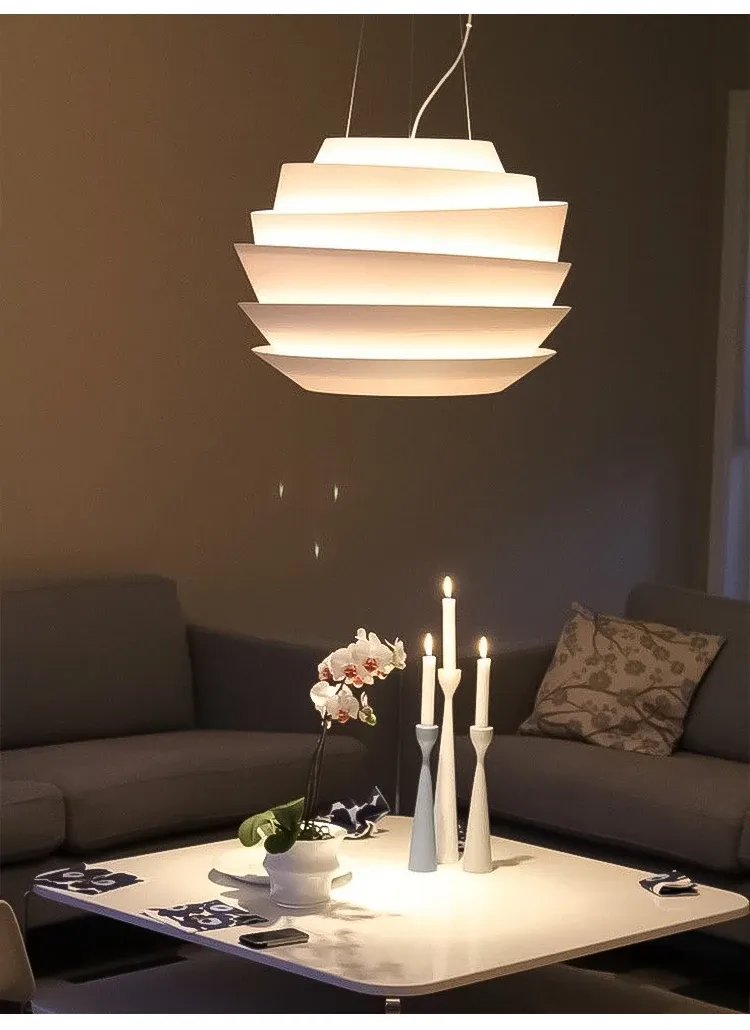 נברשת LED מעל שולחן עם נרות וסחלב