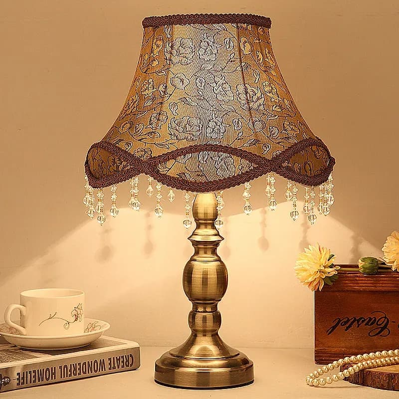 מנורת שולחן בסגנון אירופאי לחדר שינה