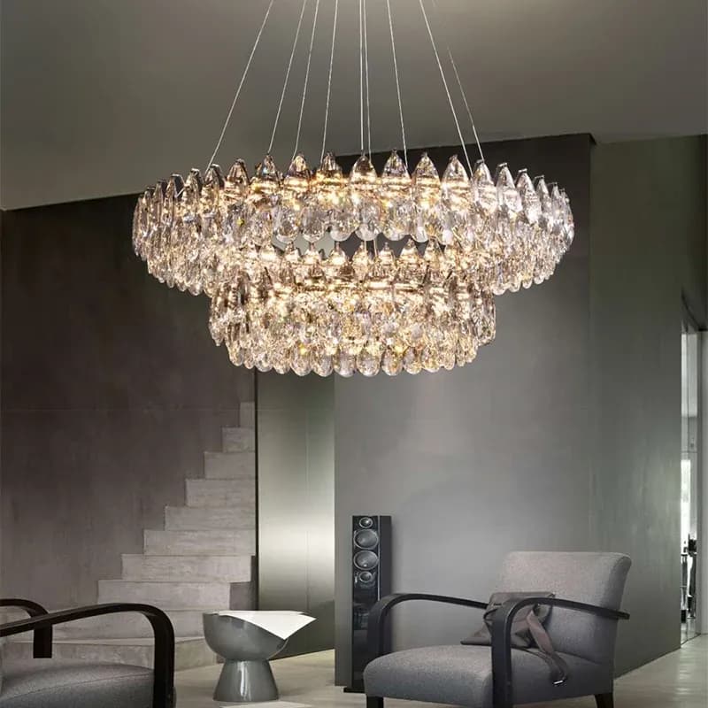 נברשת קריסטל תלויה בטיפת אור