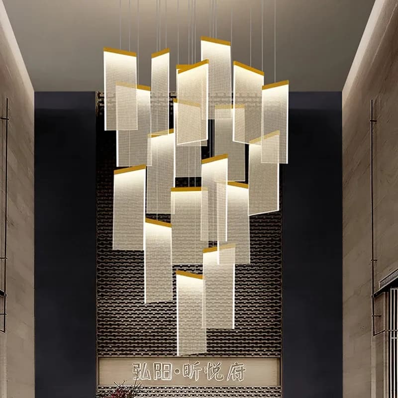 נברשת פיסולית רב שכבתית למדרגות ולסלון