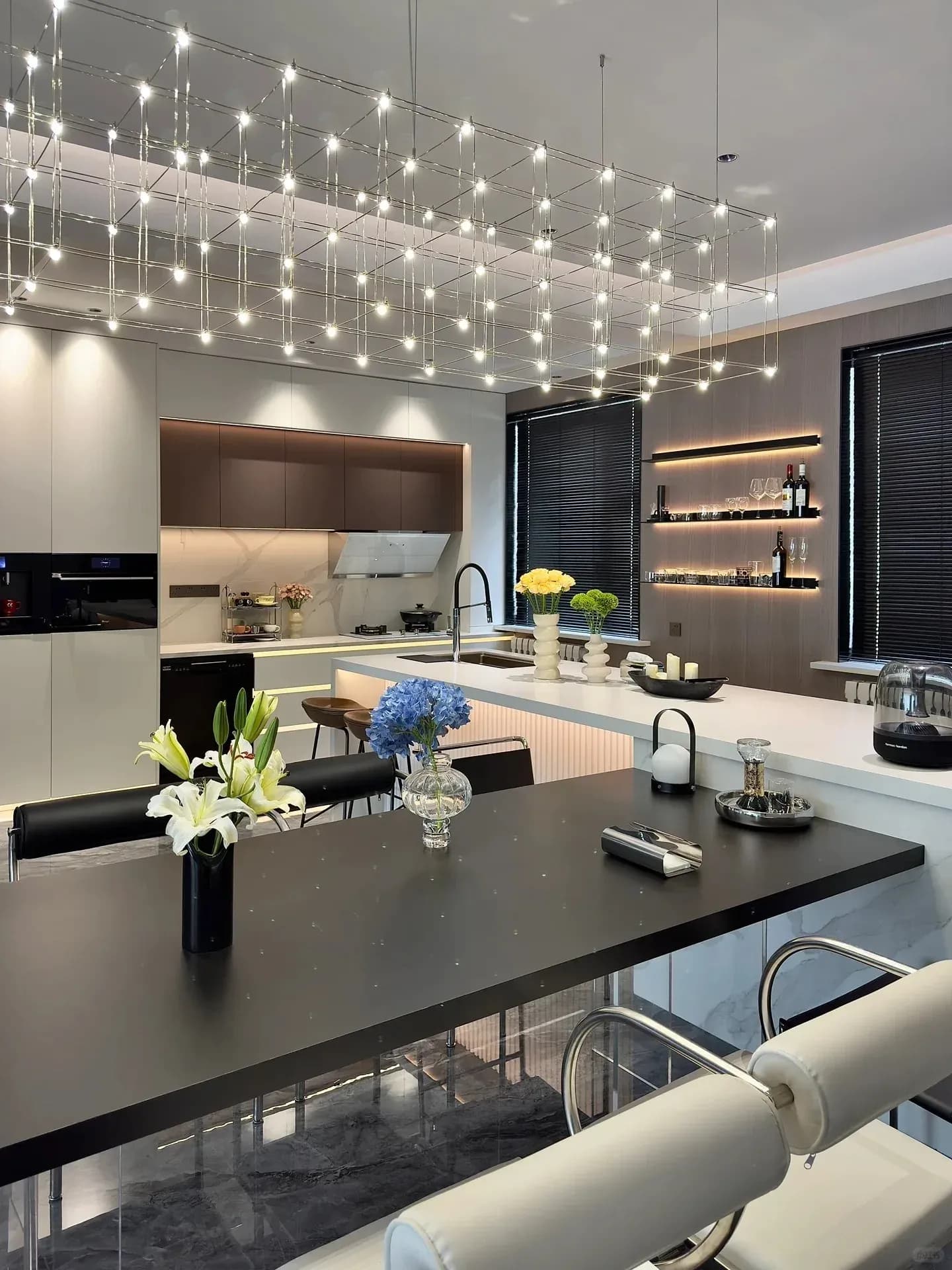 נברשת קריסטל ונירוסטה מודרנית לסלון ולפינת אוכל