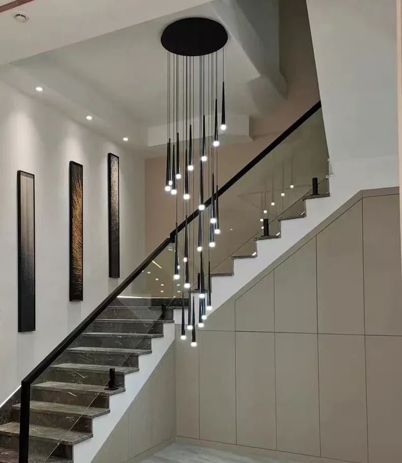 נברשת מדרגות תלויה בקווים נורדיים