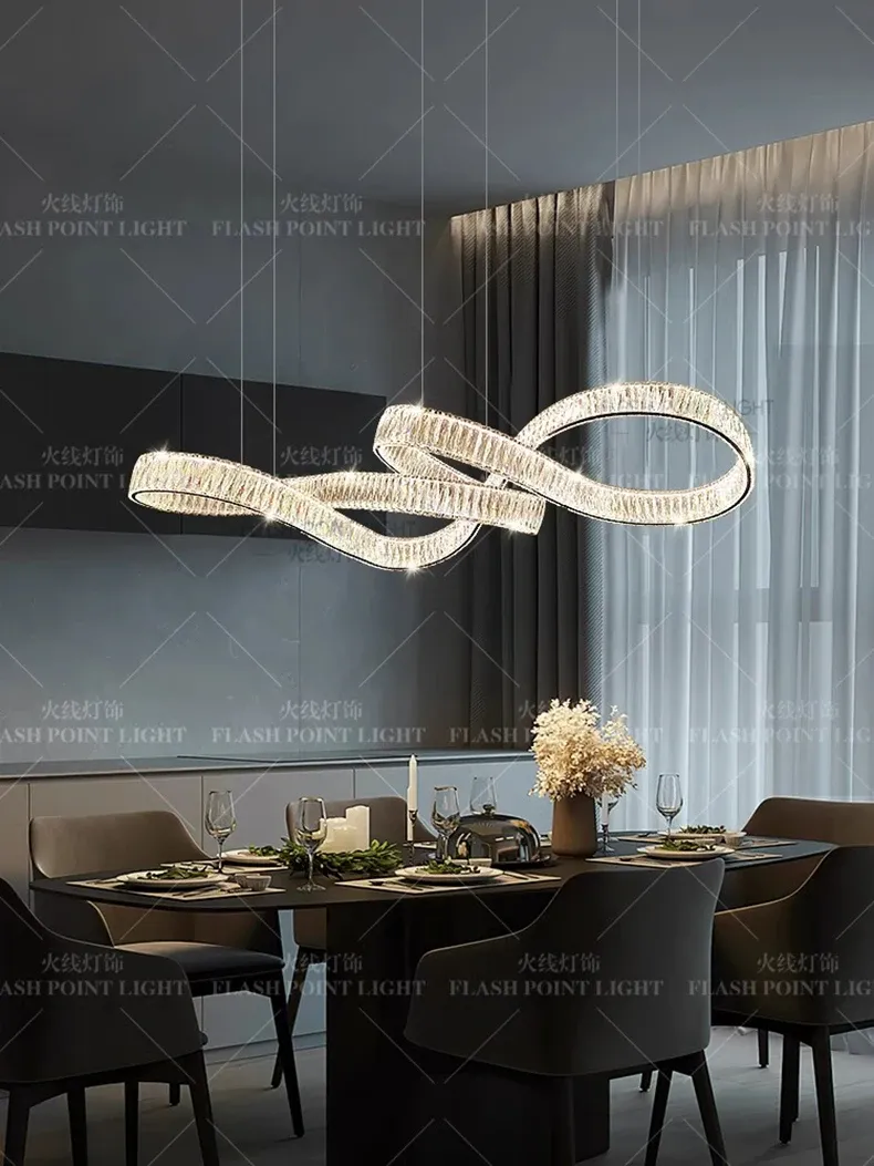 נברשת קריסטל ליניארית מתכווננת לסלון ולפינת אוכל