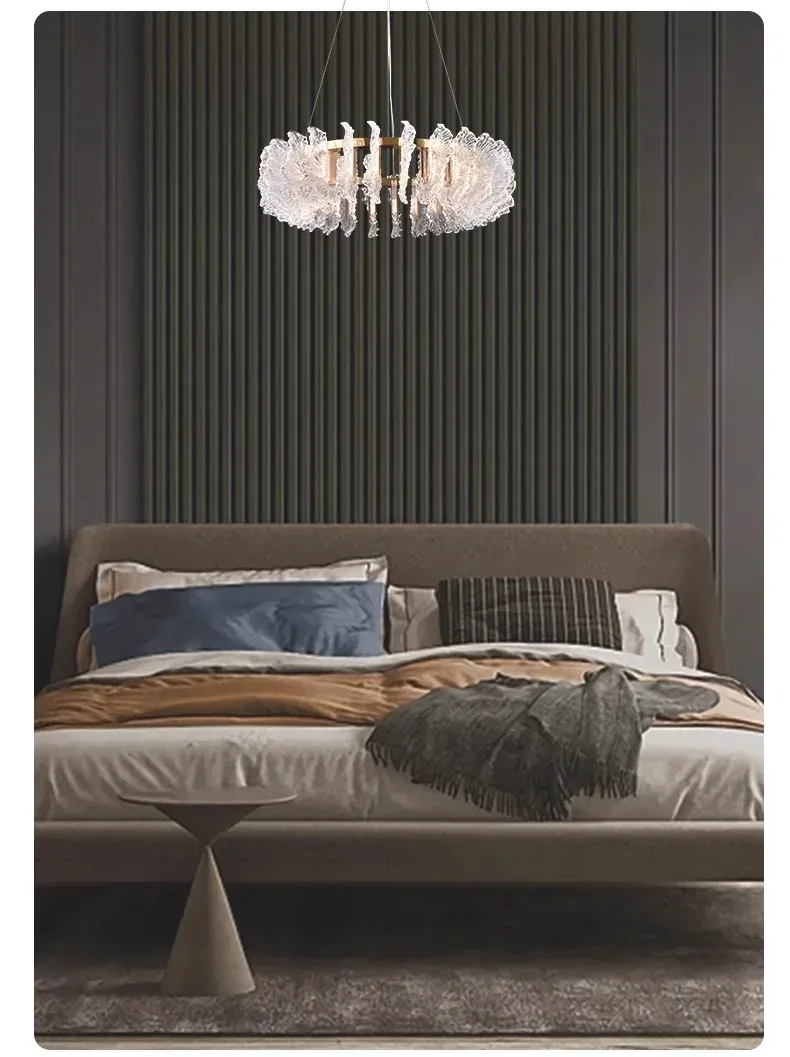 נברשת קריסטל מוזהבת עם שלט ועמעום