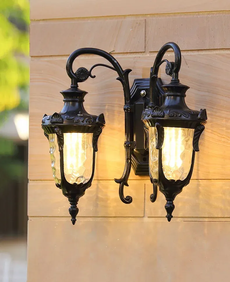 מנורת קיר חיצונית אירופאית דו ראשית מזכוכית