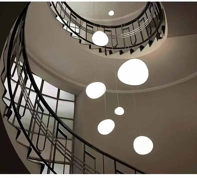 נברשת תלייה אקרילית לבנה בצורת חלוקי נחל