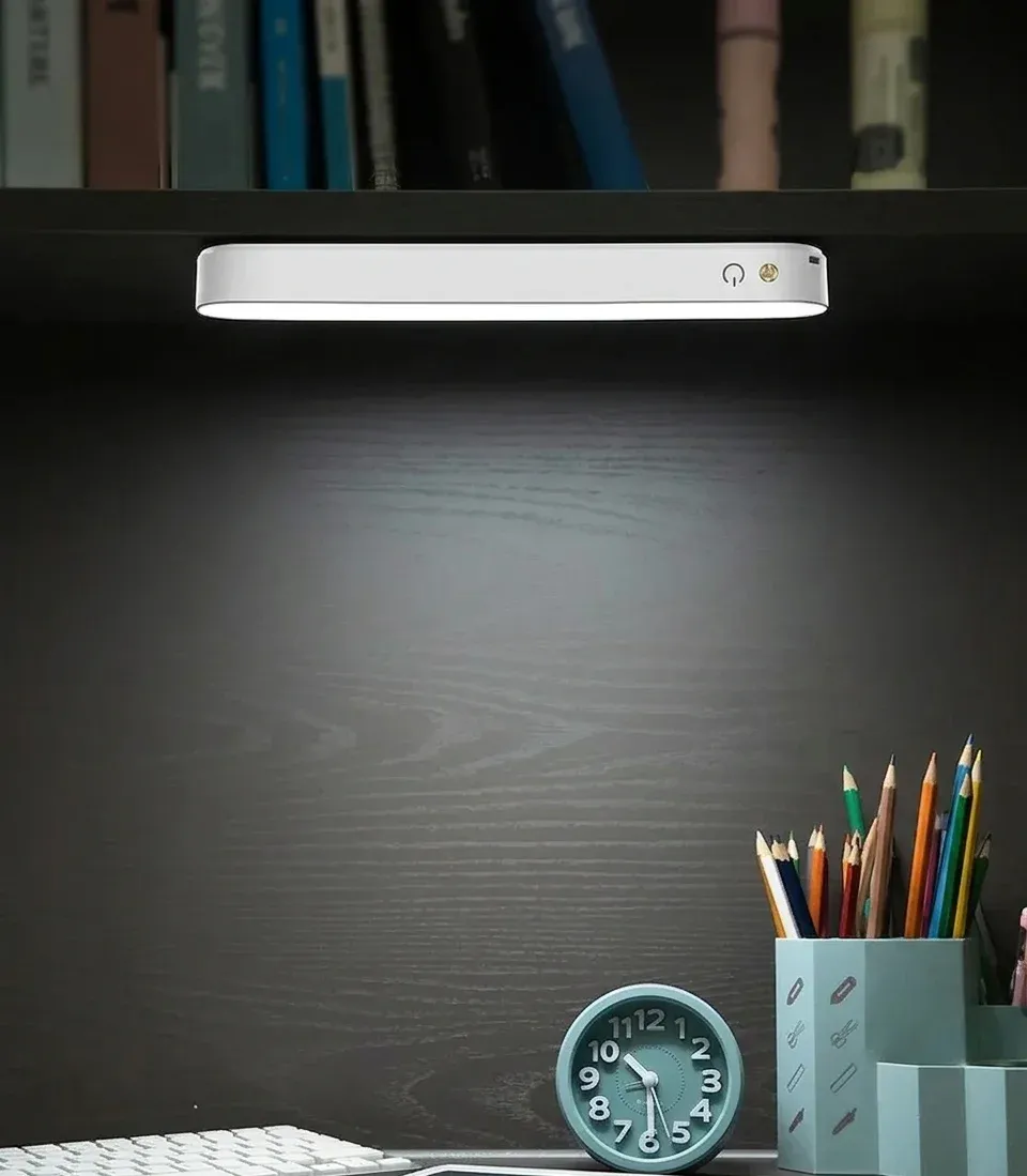 מנורת שולחן לד לבנה עם כפתור זהב