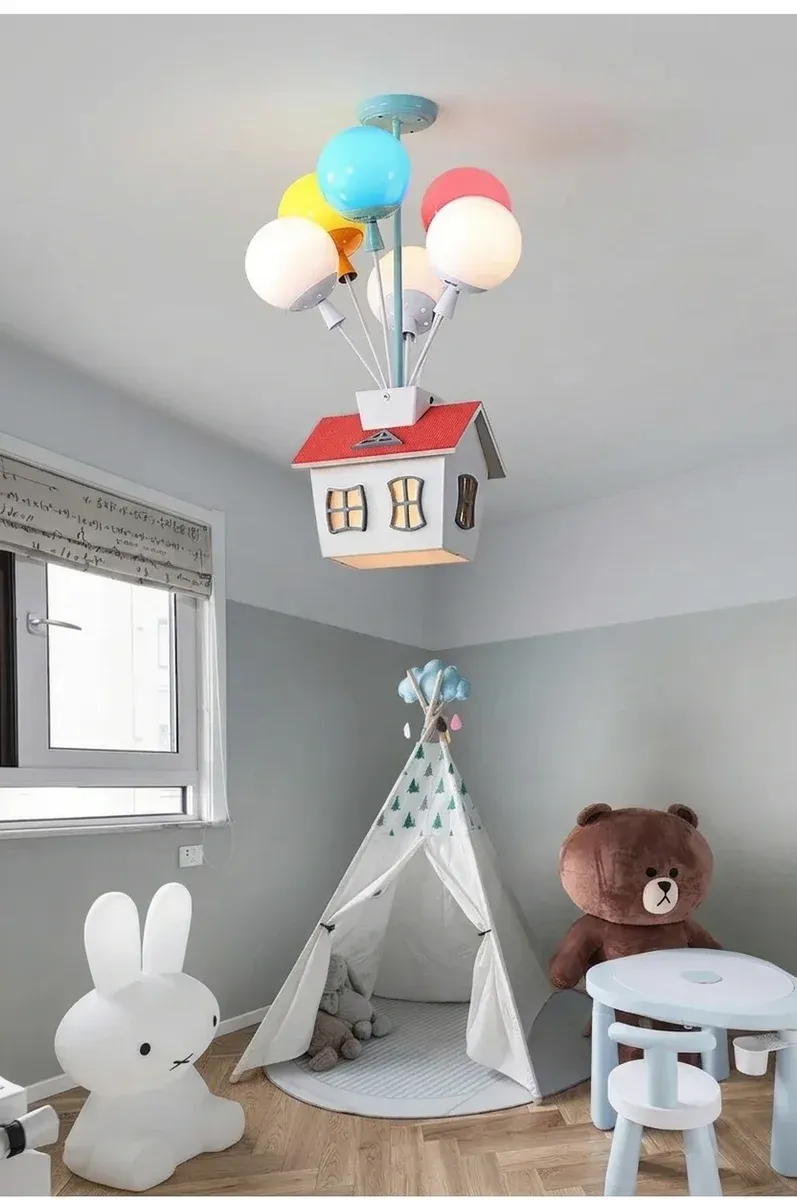 נברשת חלל צבעונית בצורת בית ובלונים