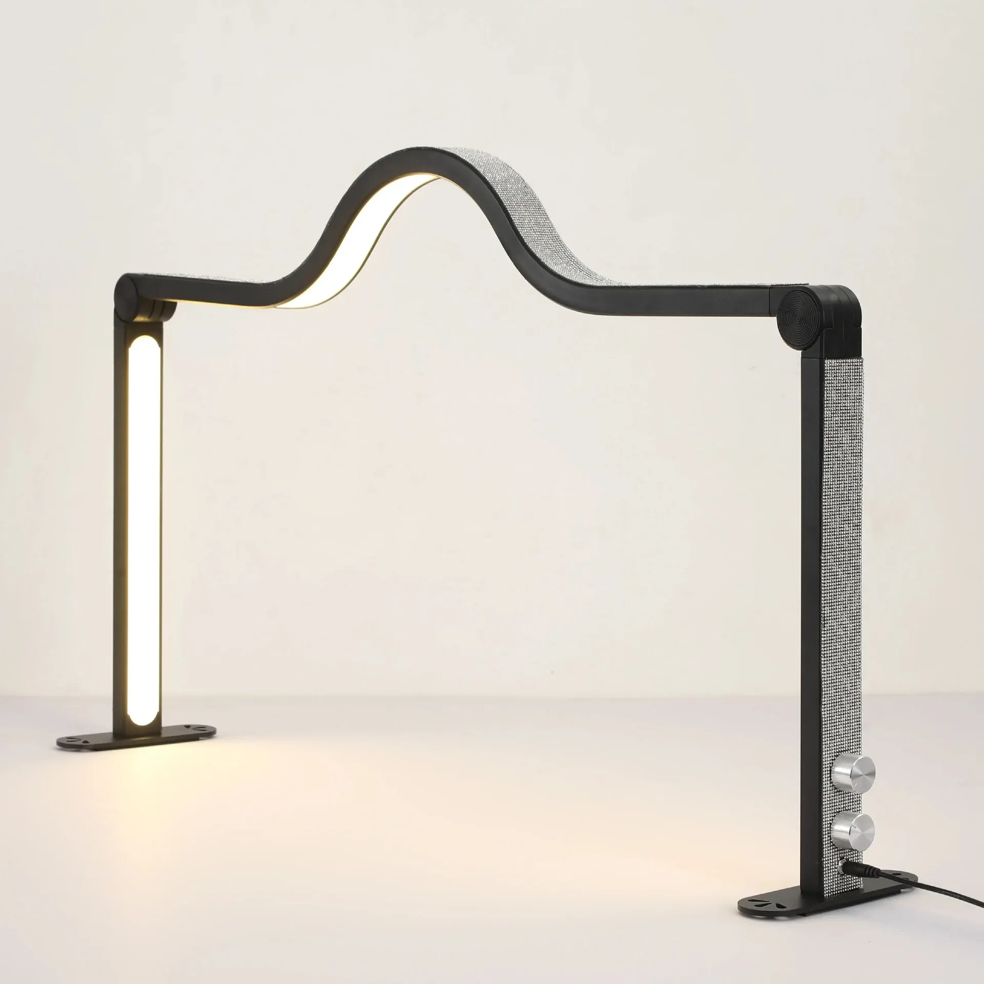 מנורת חצי ירח מתקפלת לאיפור ולסטודיו