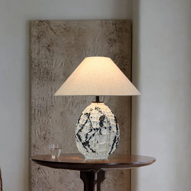 מנורת שולחן קרמית דקורטיבית לחדר שינה