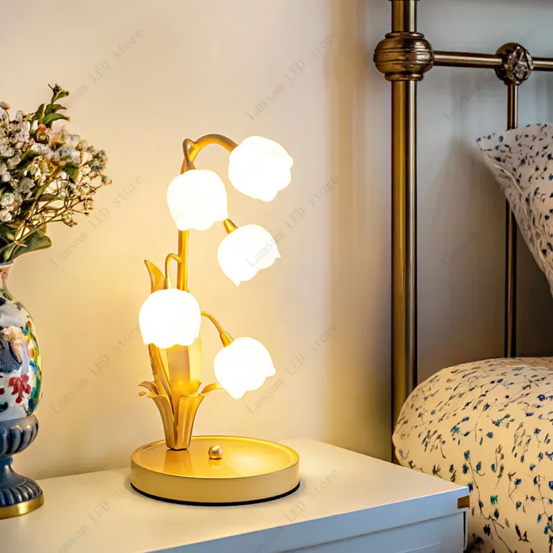 מנורת שולחן פרחונית לד בעיצוב אמנותי