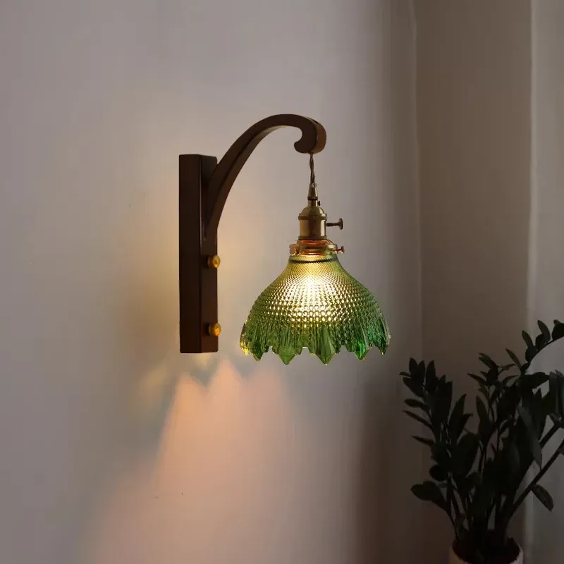 מנורת קיר עץ וזכוכית בסגנון נורדי עם תאורת קריאה