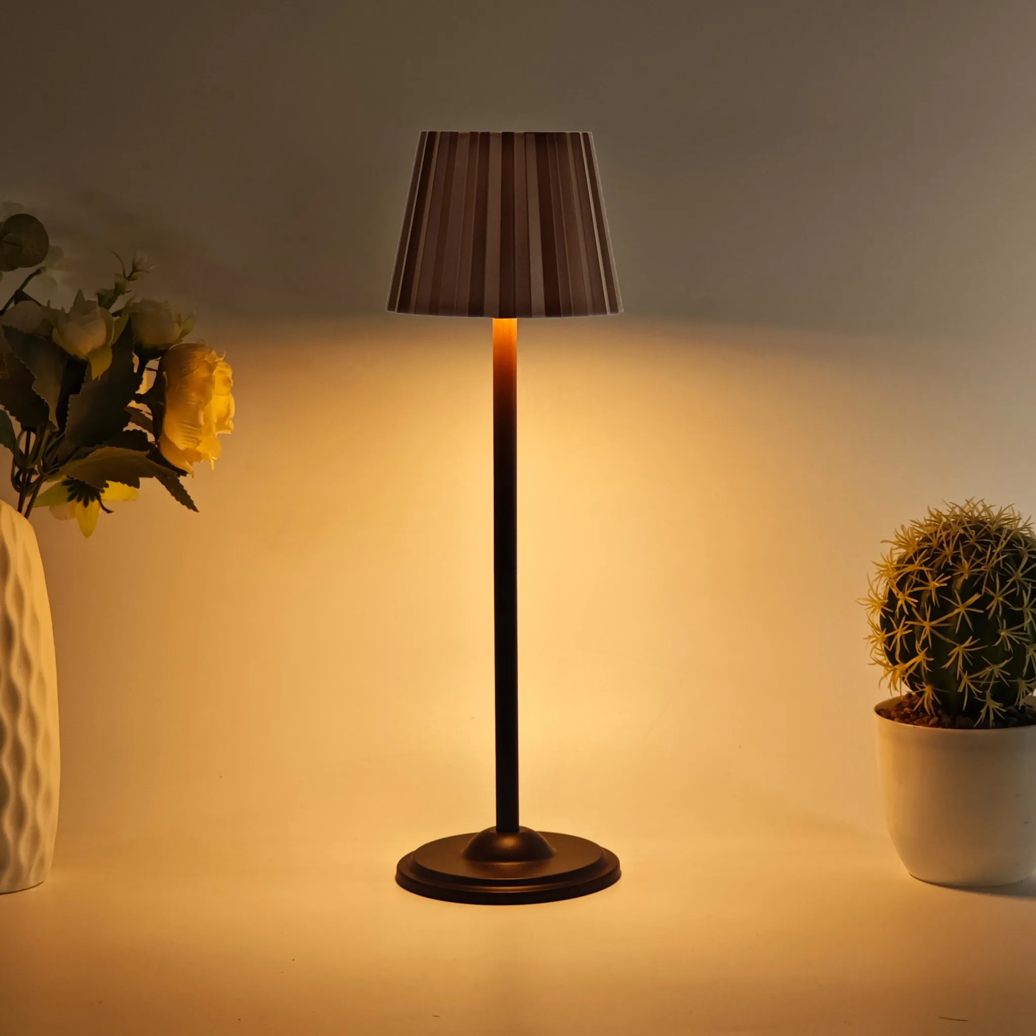 מנורת שולחן נטענת עם שקע טעינה USB