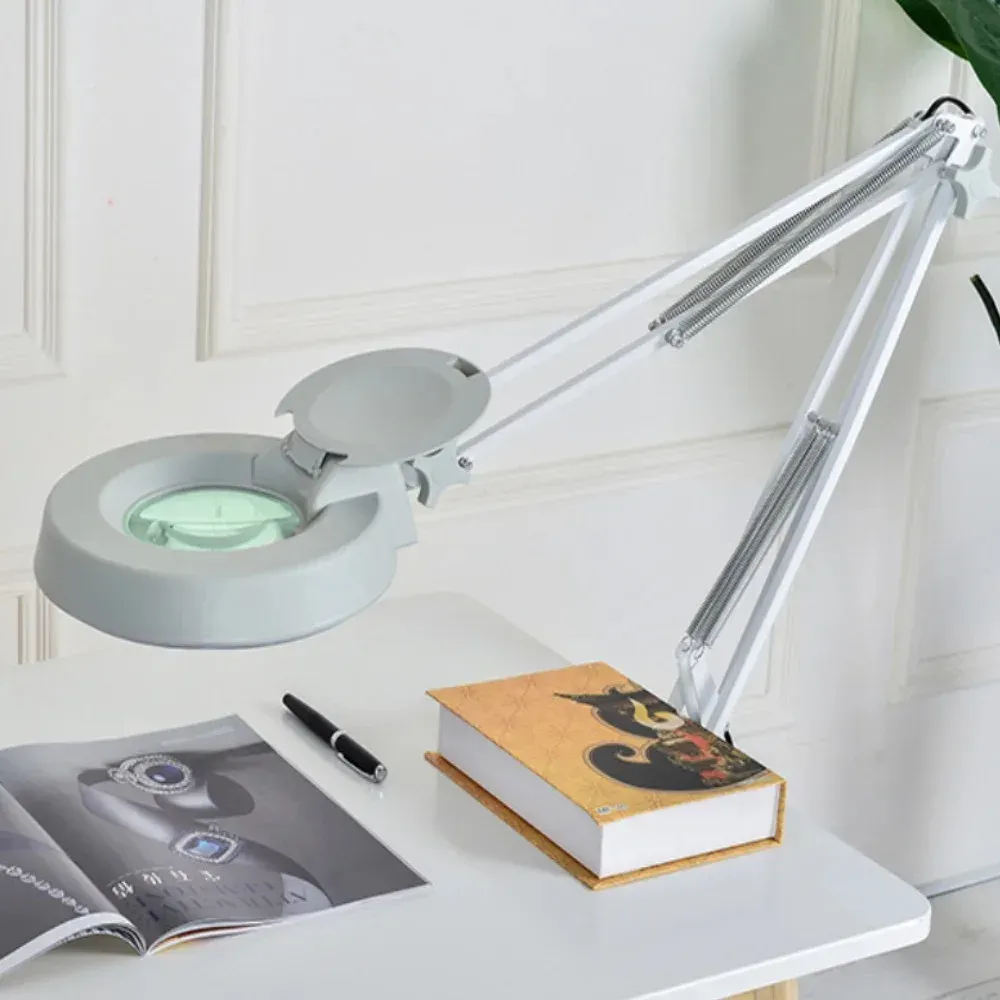 מנורת קליפ שולחנית עם זכוכית מגדלת ותאורת לד