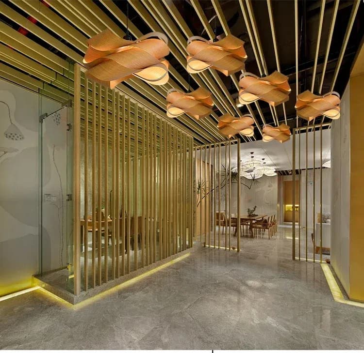 מנורה תלויה במבוק ועץ בהשראה דרום אסייתית