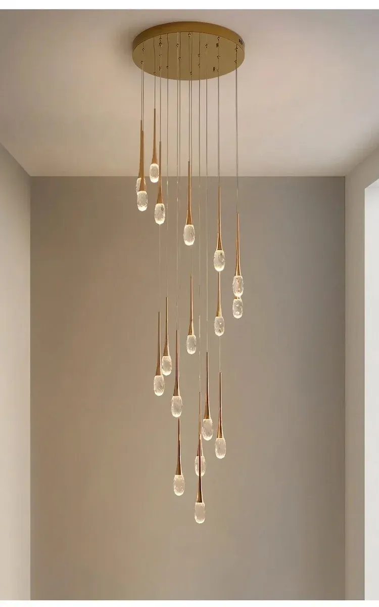 נברשת קריסטל מוזהבת תלויה עם תאורת לד