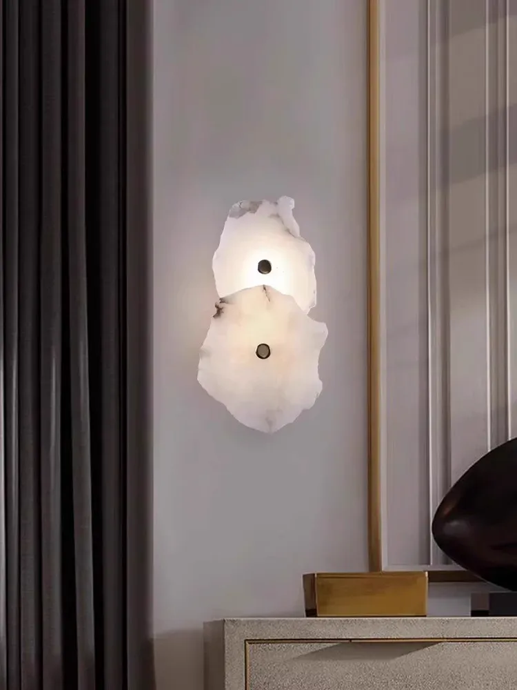 מנורת קיר שיש ונחושת א־סימטרית