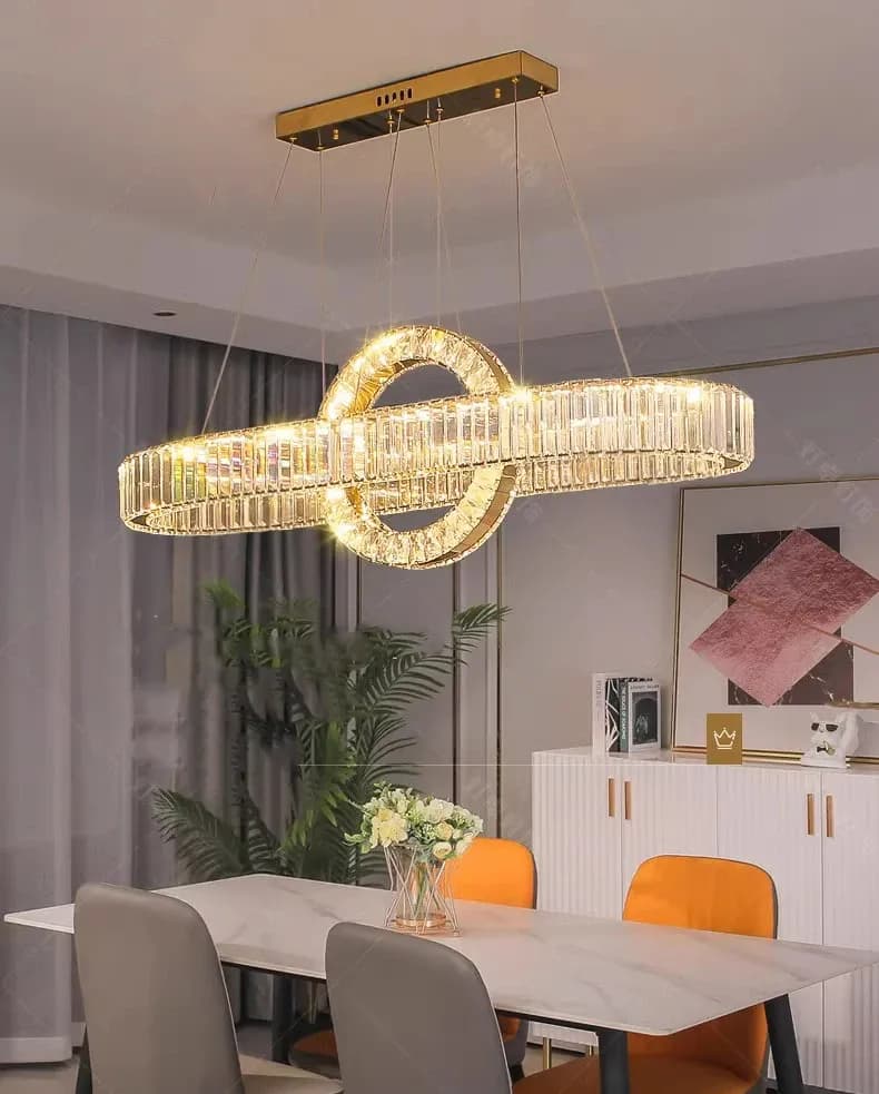 נברשת קריסטל תלויה עם עמעום ושלט