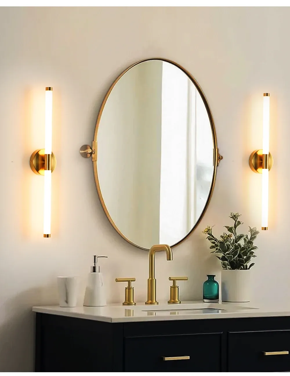 מנורת קיר דו כיוונית מוזהבת עם שני אהילים