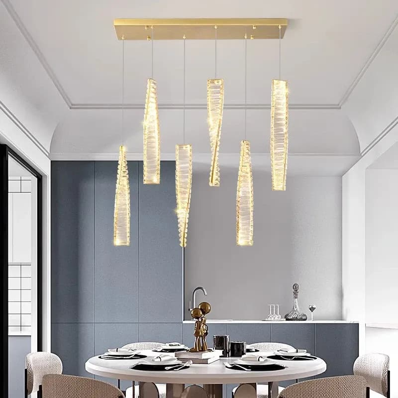 נברשת קריסטל תלויה עם עמעום ושלט