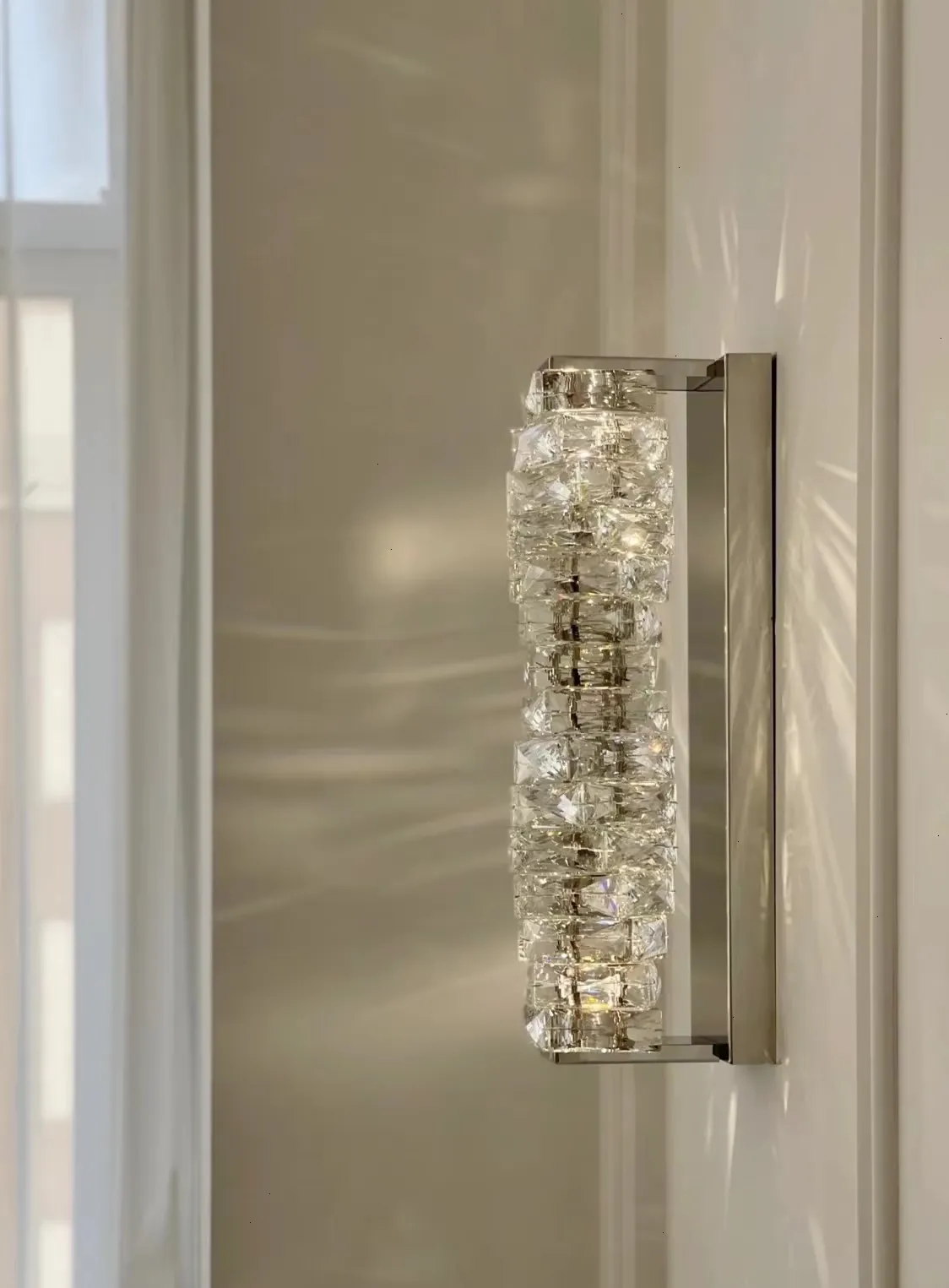 מנורת קיר קריסטל יוקרתית בגימור מתכתי