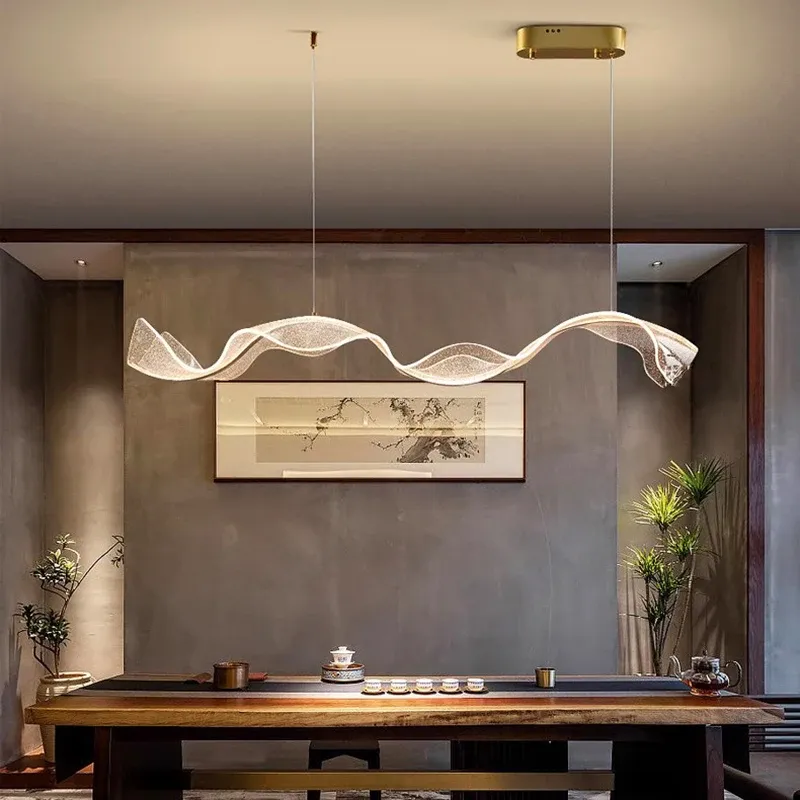 מנורת תלייה נורדית ליניארית עם עמעום ושלט