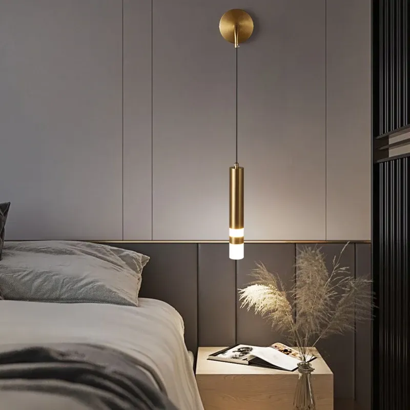 מנורת קיר ליניארית עם ספוט קריאה לחדר שינה