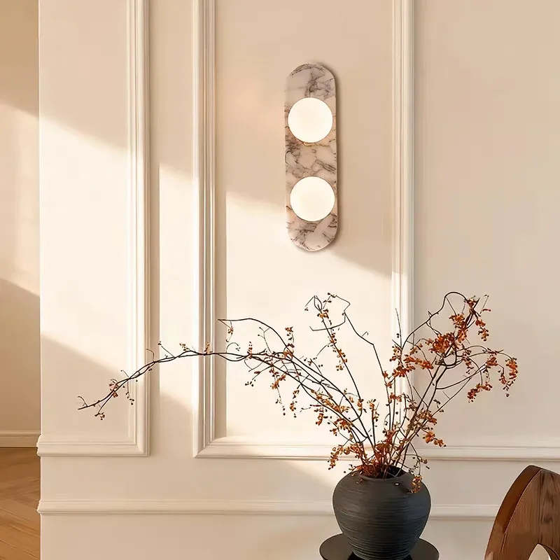 מנורת קיר אבן טבעית עם אהיל זכוכית לבן