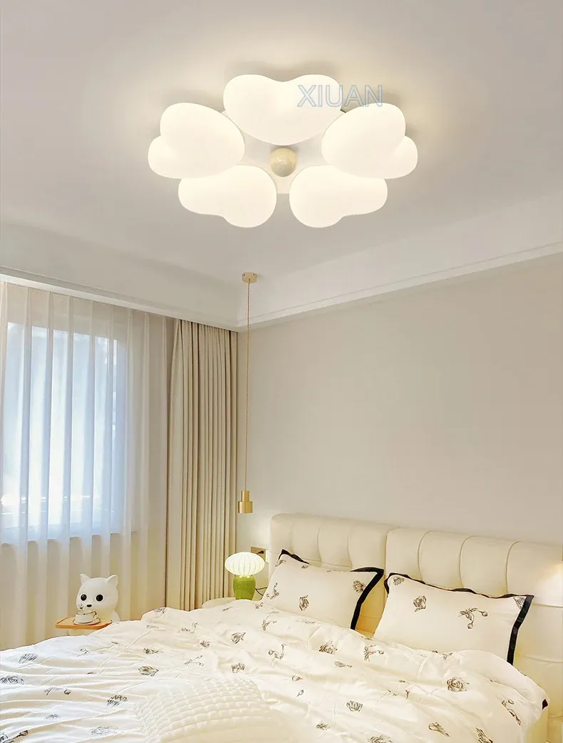 מנורת תקרה לב אקרילית 50 ס״מ בגוון לבן