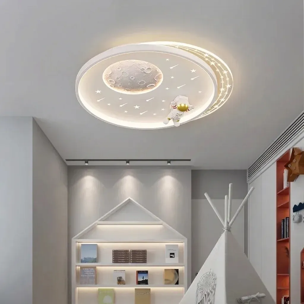 מנורת תקרה לבנה ירח וכוכבים עם אסטרונאוט