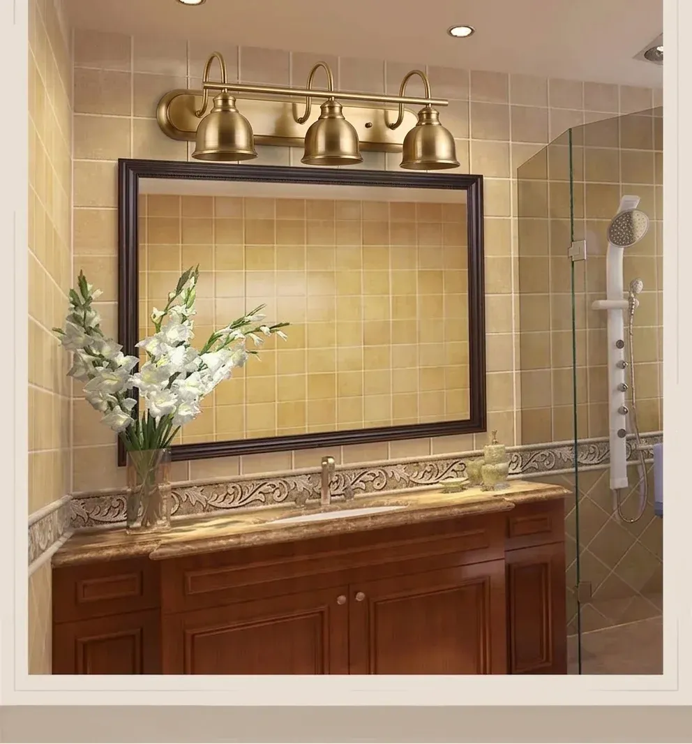 מנורת קיר מראה מוזהבת עם שלושה אהילים