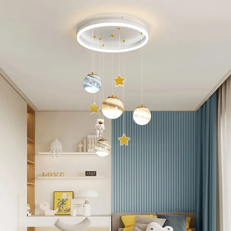 מנורת תלייה אסטרונאוט נורדית לחדר ילדים עם בית נורה G9