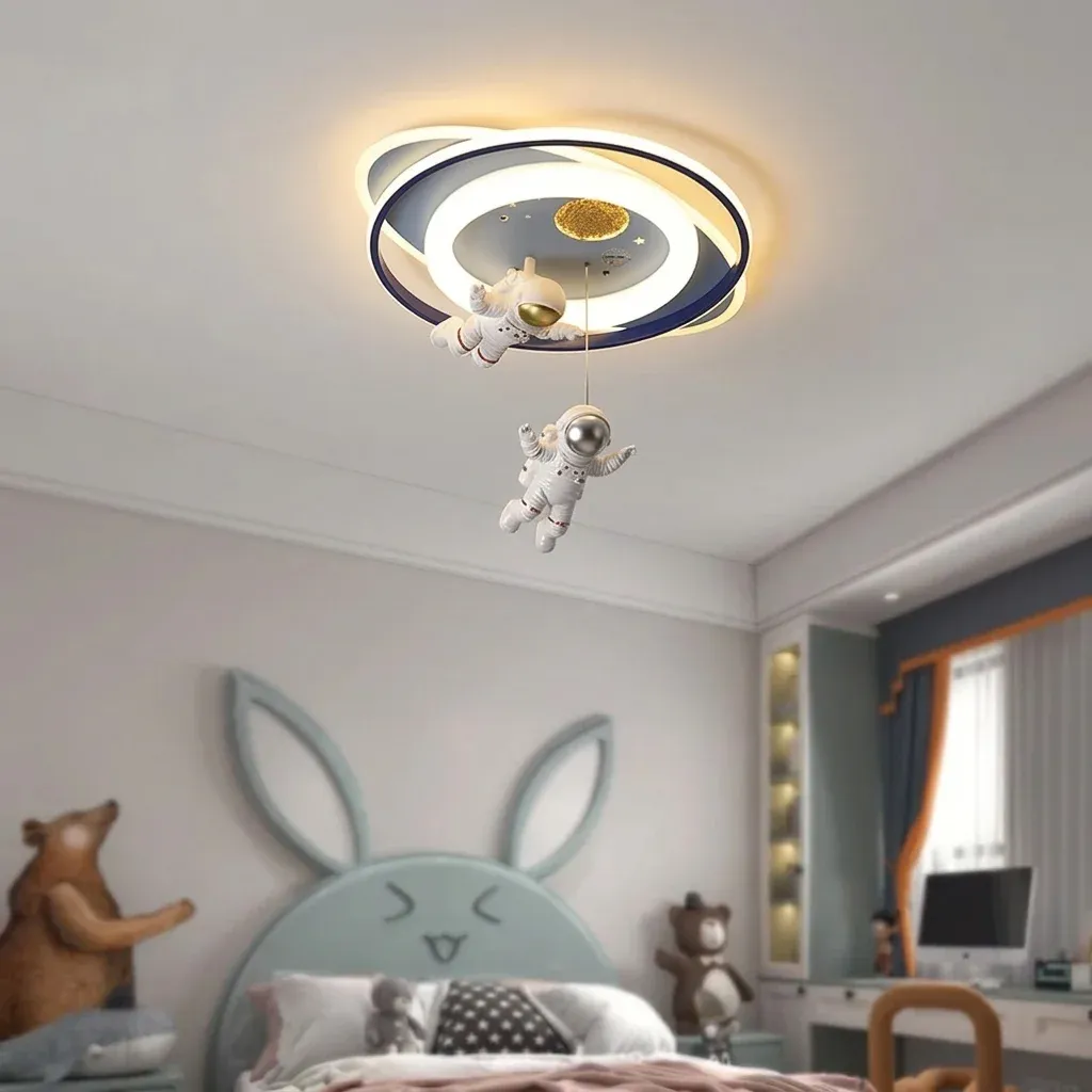 מנורת תקרה אסטרונאוט כחולה עם עמעום ושלט לחדר ילדים