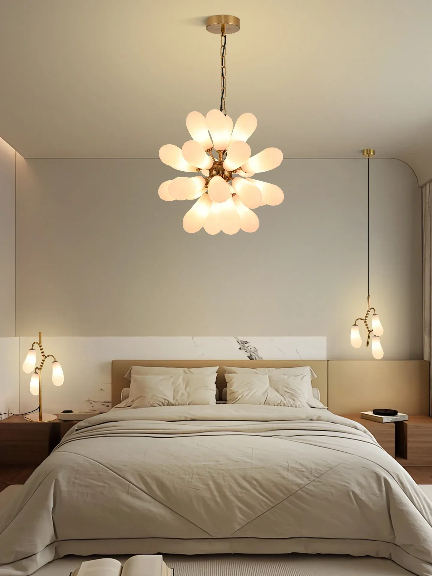 נברשת טיפה מקרון מזכוכית בגימור נחושת מלוטשת