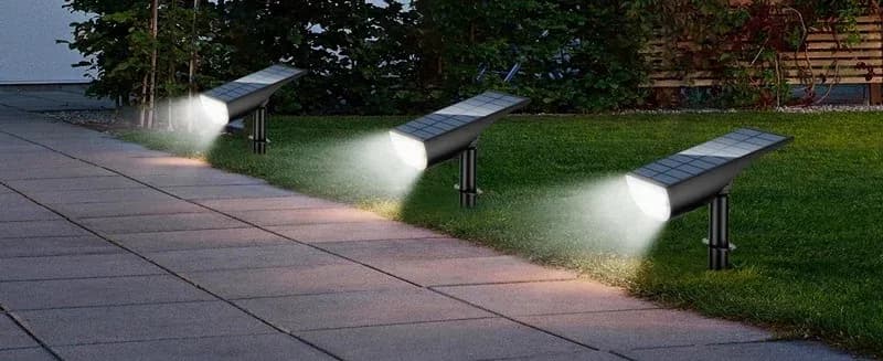 סט זרקורי גן סולאריים לד בגוון חם ו־RGB