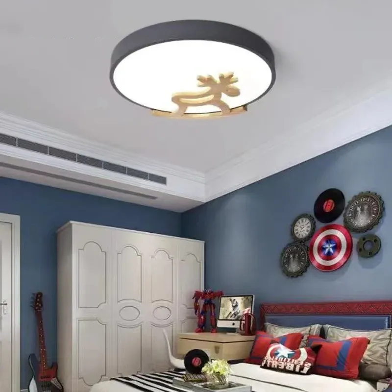 מנורת תקרה ג'ירפה וסוס מעץ לחדר ילדים עם שלט