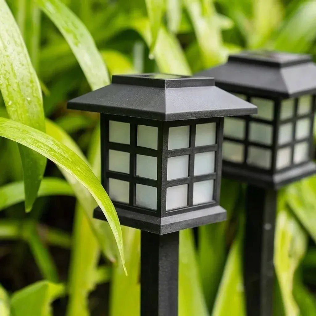 פנסי שביל סולאריים שחורים בצורת בית