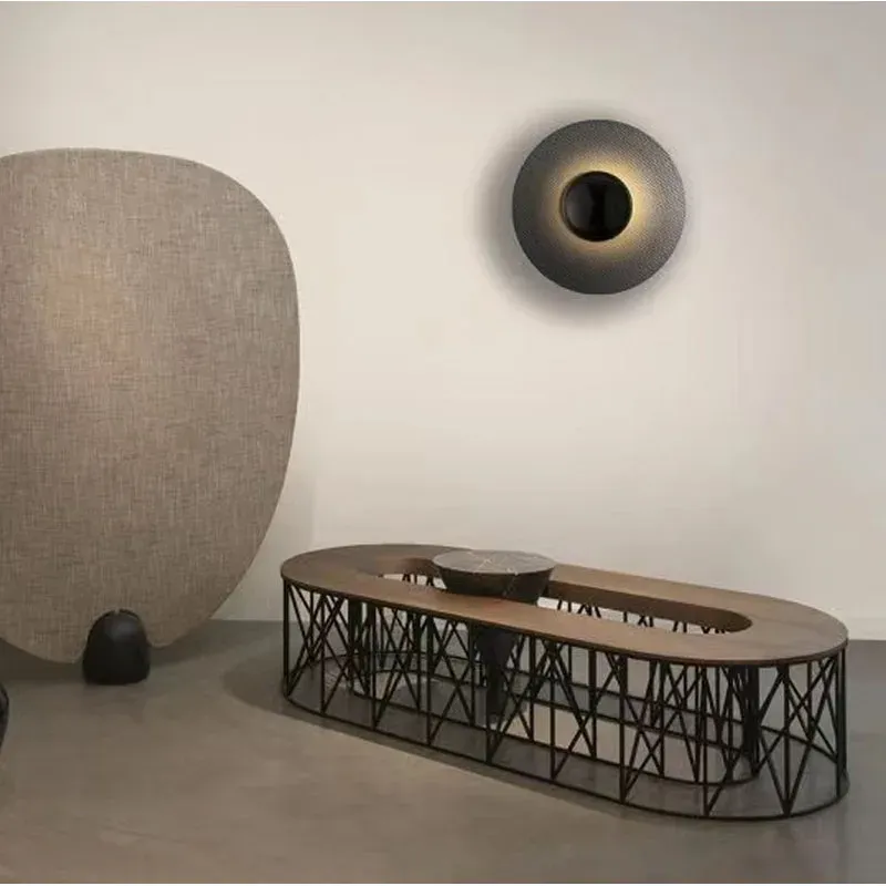 מנורת קיר נורדית עגולה שחורה לתאורה יומיומית