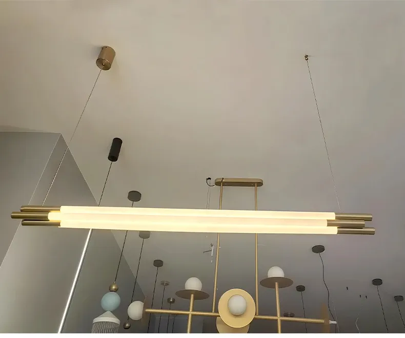 מנורה תלויה זהב ליניארית מודרנית לפינת אוכל